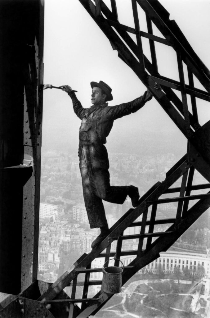 Le peintre de la tour Eiffel, Paris, 1953 / © Fonds Marc Riboud