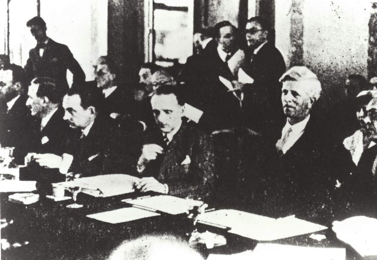 Photo Représentants réunis autour d'une table lors de la conférence d'Évian