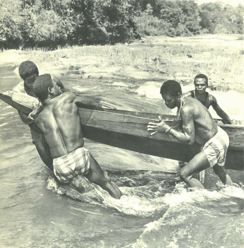 Passage de la première barrière d’un saut sous la direction de Kazal. Photo Jean Hurault, livre Africains de Guyane, 1970.jpg