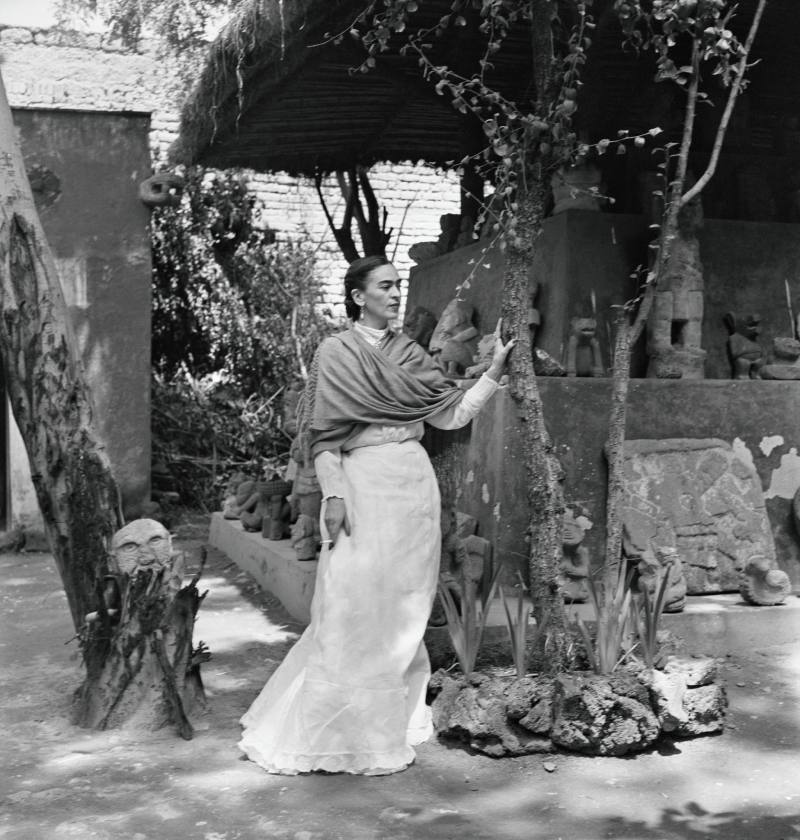 Frida Kahlo dans son jardin, Coyoacán, Mexique, vers 1948, Gisèle Freund 