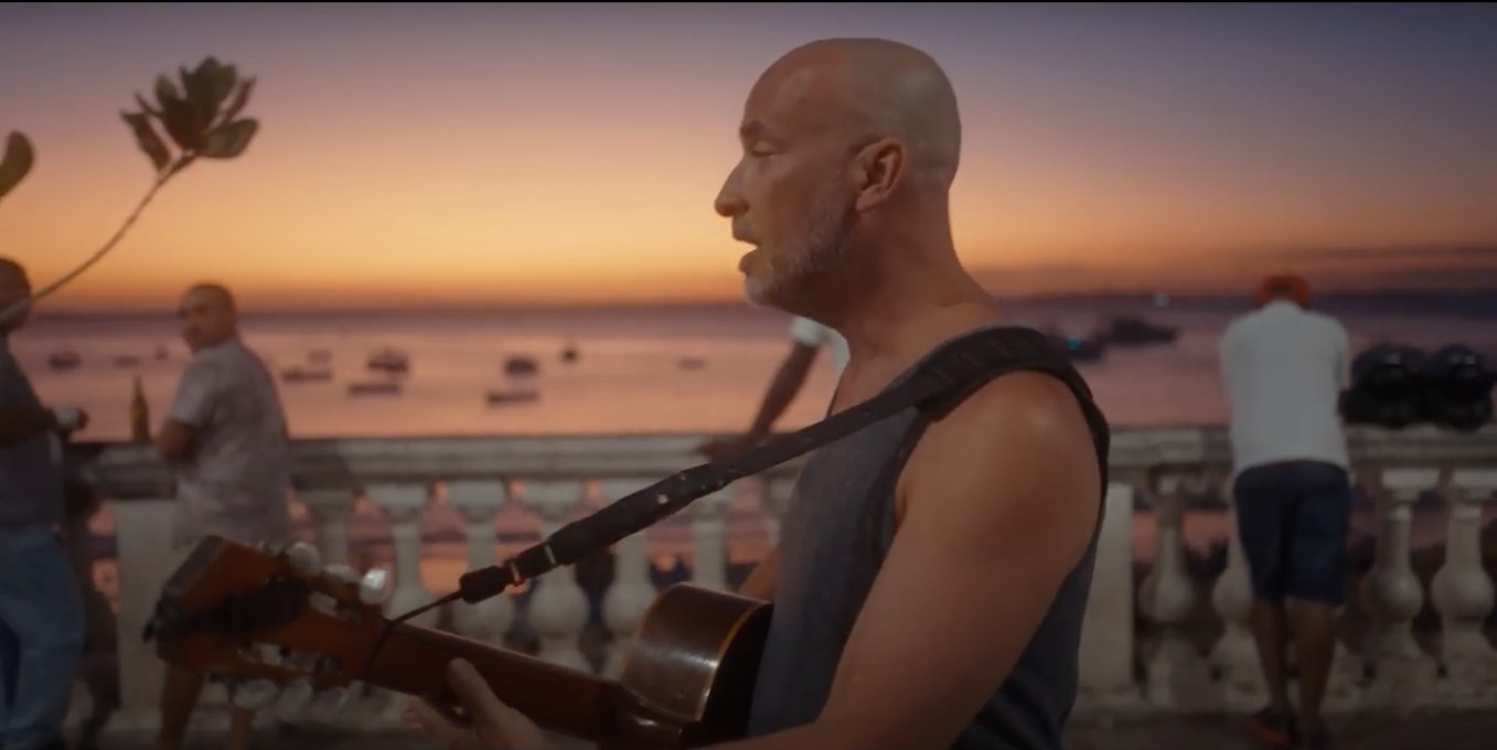 capture d'écran du clip de Vamos Ficar Na Terra de Lucas Santtana