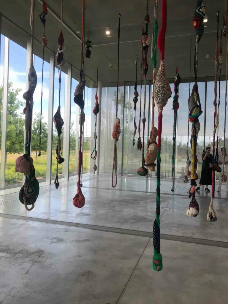 Image de l'exposition de Sonia Gomes Raio de Sol