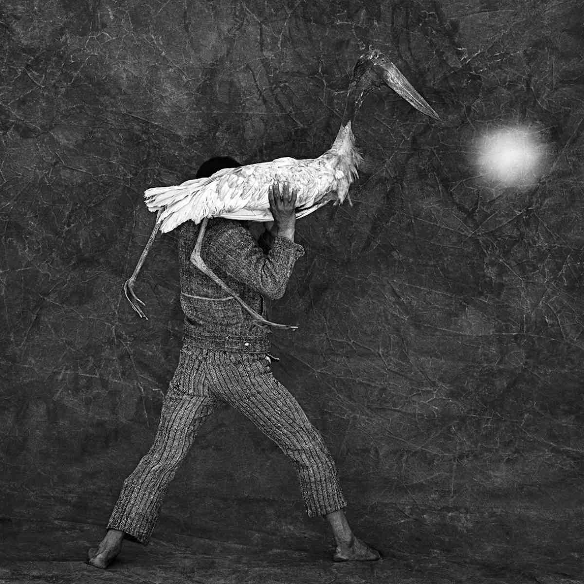 Hombre con ave,
1996 de Javier Silva
Meinel